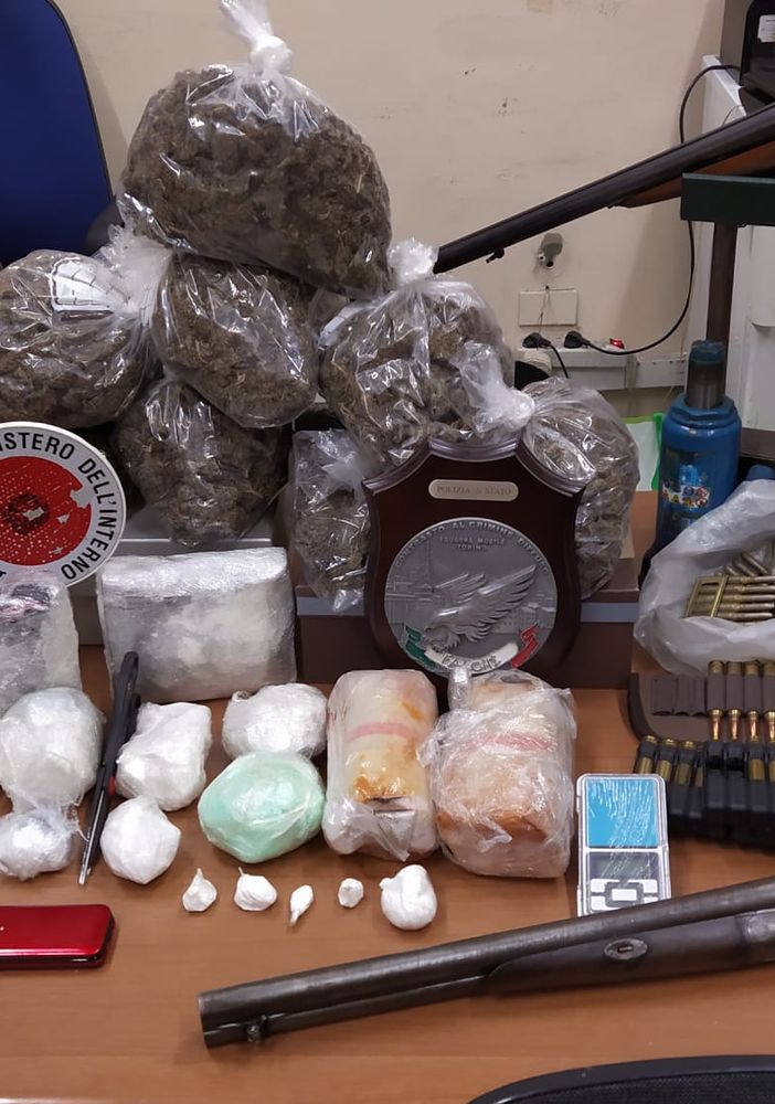 Armi e droga in una villetta: sequestrati 5 kg di cocaina, 2 di marijuana e una &quot;Santa Barbara&quot;