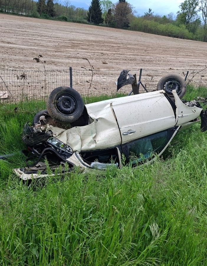 L'auto incidentata, finita in mezzo ai prati