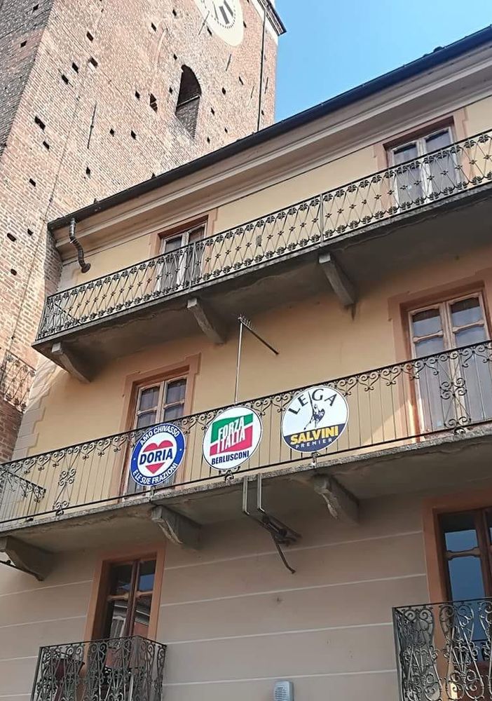A Chivasso via i simboli di partito dalla piazza della chiesa