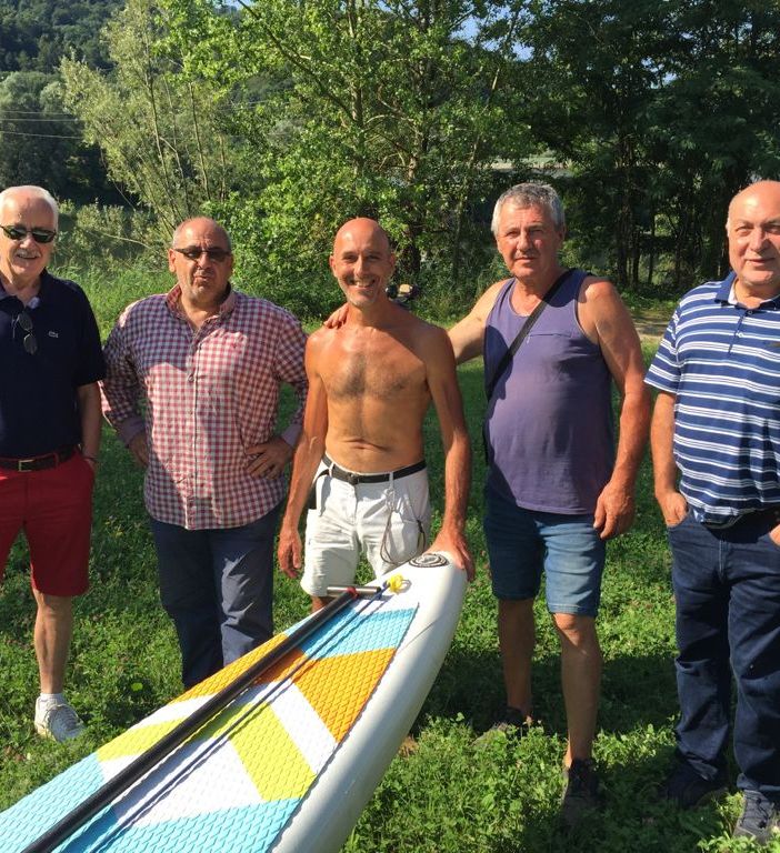 Percorre il Po su una tavola da sup: il toscano Andrea Ricci fa tappa a Chivasso