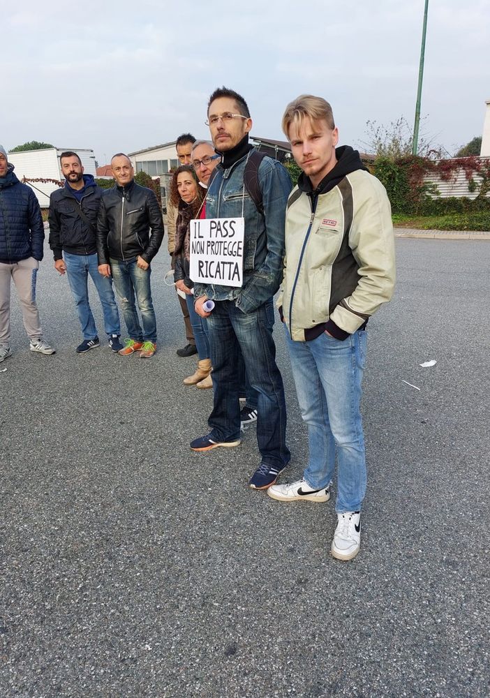 Protesta alla Pirelli di Settimo contro il Green Pass obbligatorio