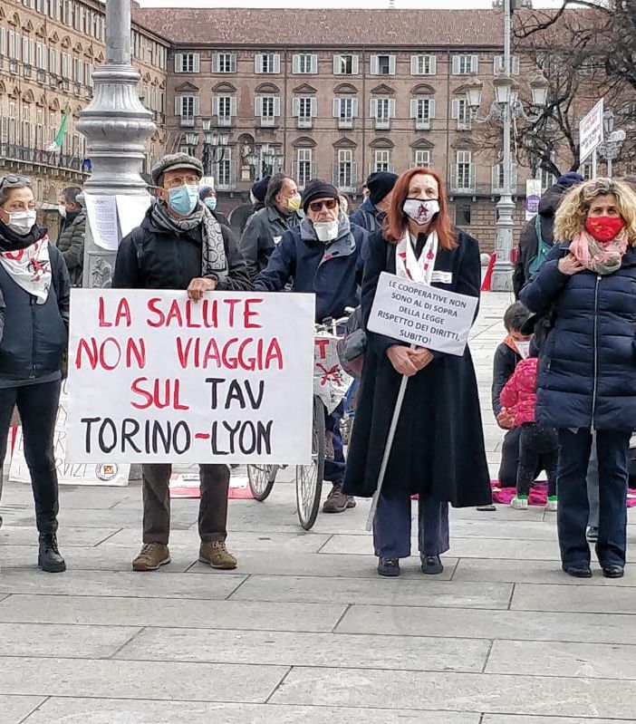 Covid, la &quot;Società della Salute&quot; in piazza Castello: &quot;Reddito e aiuti per tutti fino alla fine della pandemia&quot;