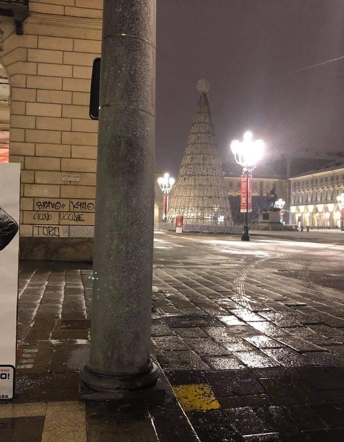 Un cartonato di Gabriele D'Annunzio messo da CasaPound in piazza San Carlo