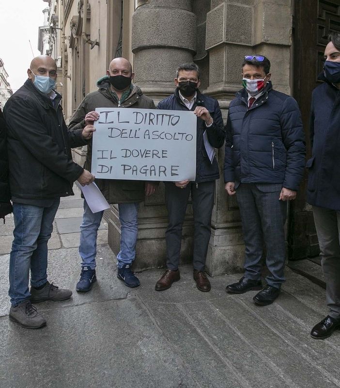 Delegazione di commercianti dell’Alto Canavese davanti a Palazzo Lascaris
