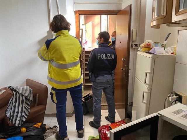Allacci abusivi, droga, attività illecite e pericoli: blitz della polizia nel &quot;condominio del degrado&quot; in corso Regina Margherita