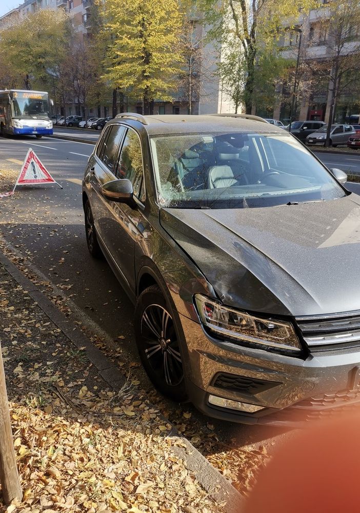 Operatore travolto da un'auto mentre lavora alla raccolta delle foglie