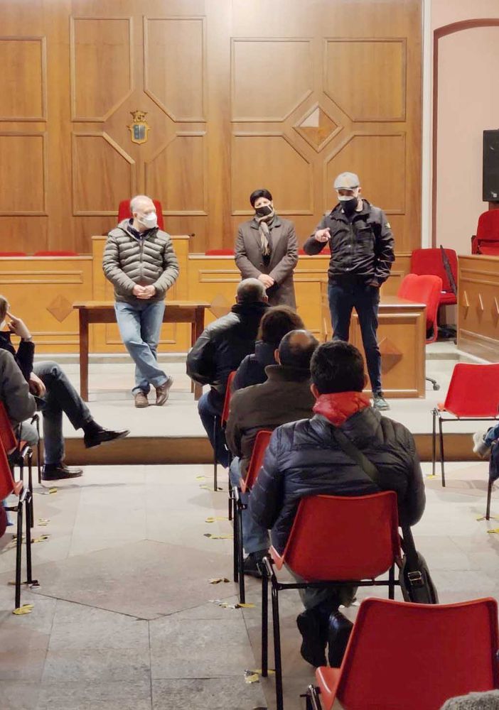Chiusura IPB di Brandizzo: l'amministrazione comunale incontra lavoratori e sindacati nella sala del Consiglio