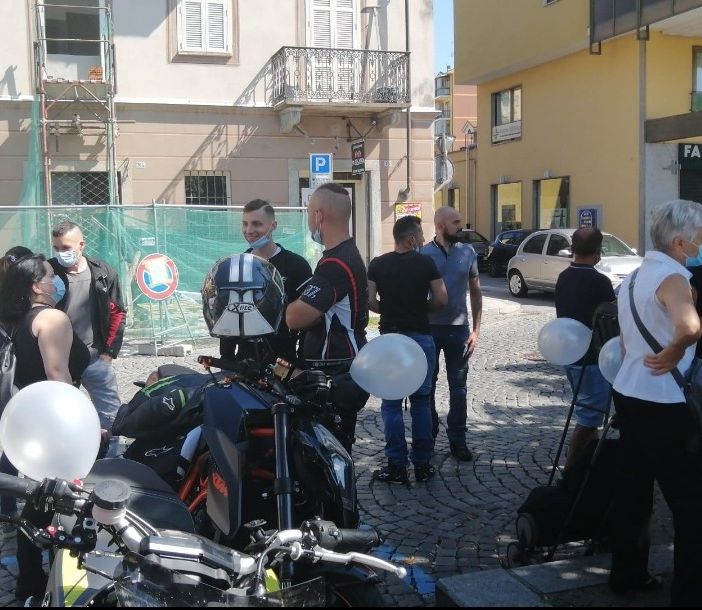 Palloncini bianchi e &quot;bikers&quot;: parte la protesta contro la Torteria di Chivasso in sostegno di Ciccio Maletta