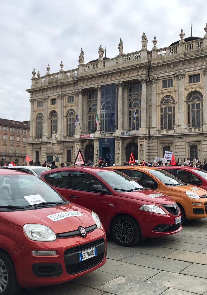 Le scuole guida suonano il clacson della disperazione: “Calo del 90% del lavoro, migliaia di esami arretrati”  [VIDEO e FOTO]