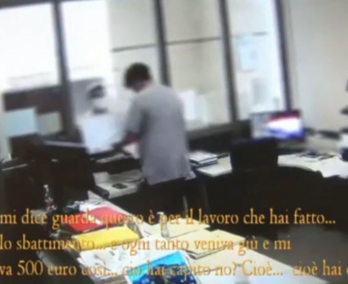 Quattromila euro per avere la cittadinanza. Il video con la consegna delle bustarelle