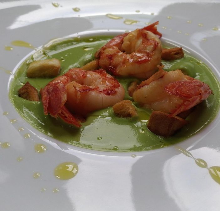 LA RICETTA - Vellutata di piselli con crostini di pane integrale aromatizzato alla salvia e gamberi sfumati al brandy