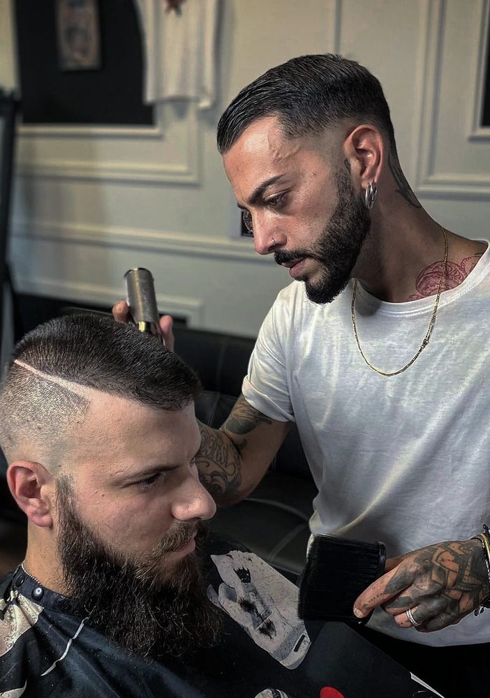 Achille Lamura nel suo Barber Garage