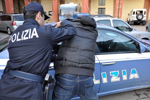 Ladro seriale ruba in un negozio di articoli sportivi del centro città: per lui 15esimo deferimento del 2020