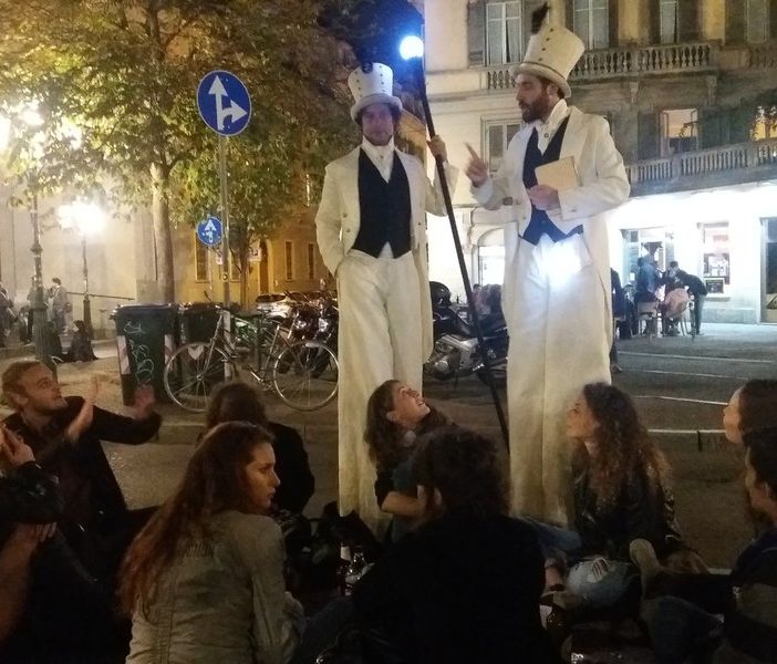 Artisti di strada in piazza davanti al pubblico