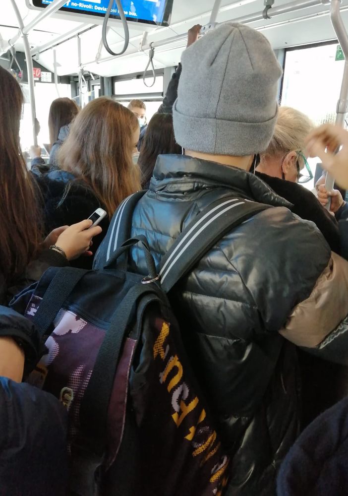 Bus, la linea 35 iper affollata in orario di punta: il pullman pieno di ragazzini