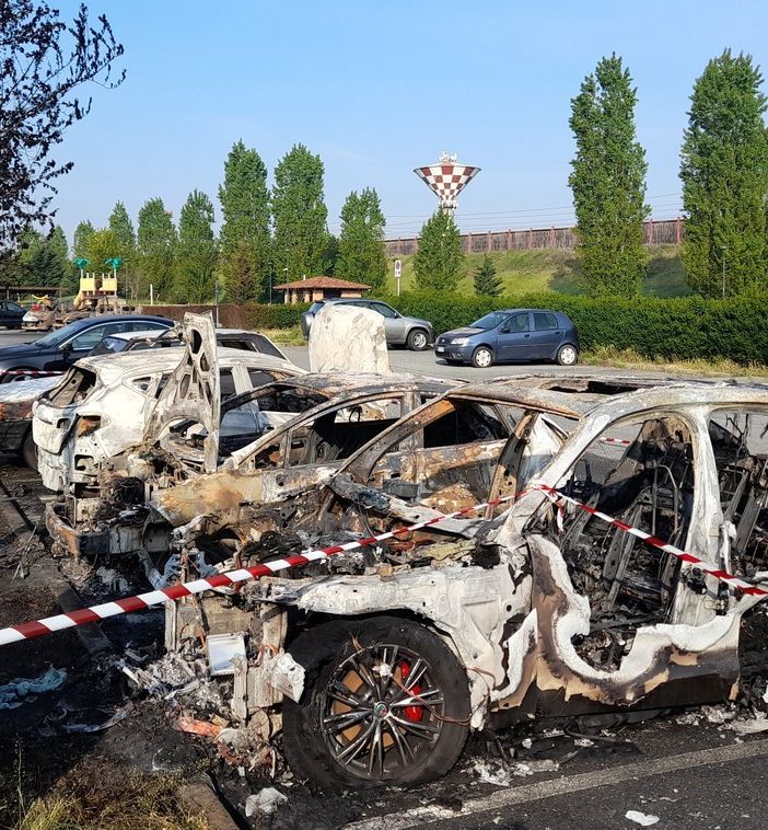 Le auto bruciate in via Peppino Impastato