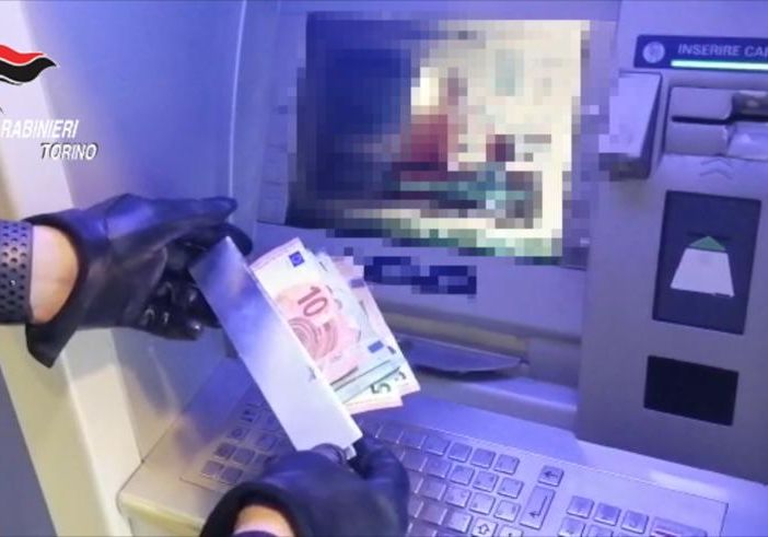 Furto al bancomat, contanti
