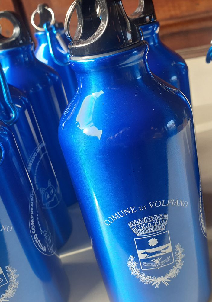 Borracce per l'acqua ai bambini delle prime classi della scuola primaria di Volpiano