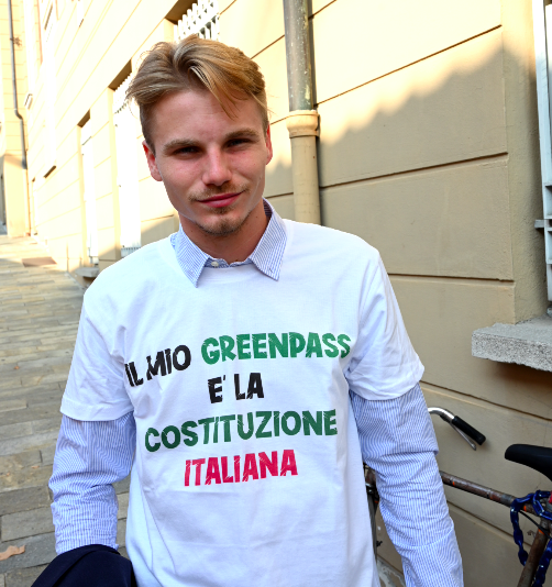 Il consigliere Borrini in protesta davanti al Municipio
