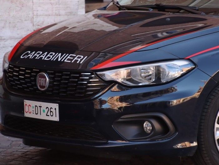 Ragazza di 18 anni si chiude nel bagno della scuola e minaccia il suicidio: salvata dai carabinieri