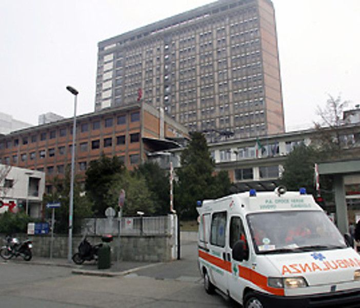 Investiti da benna meccanica, coniugi feriti in via Genova a Torino