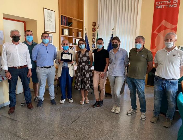 Novant'anni e non sentirli: Settimo premia il decano dei commercianti Francesco Cena