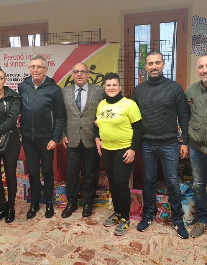 Il sindaco Claudio Castello ed il consigliere regionale Gianluca Gavazza con i promotori della raccolta