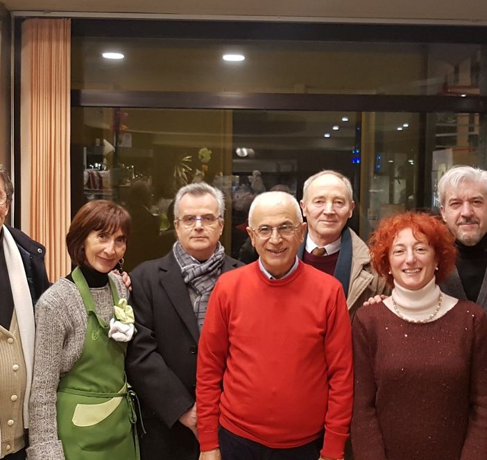 Gli artisti con i rappresentanti dell'associazione, i proprietari del locale ed il consigliere Giovanni Scinica