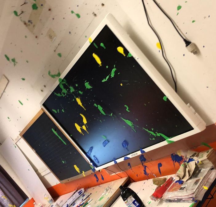 Vandali alla &quot;Guglielmo da Volpiano&quot;, imbrattate pareti e lavagne multimediali