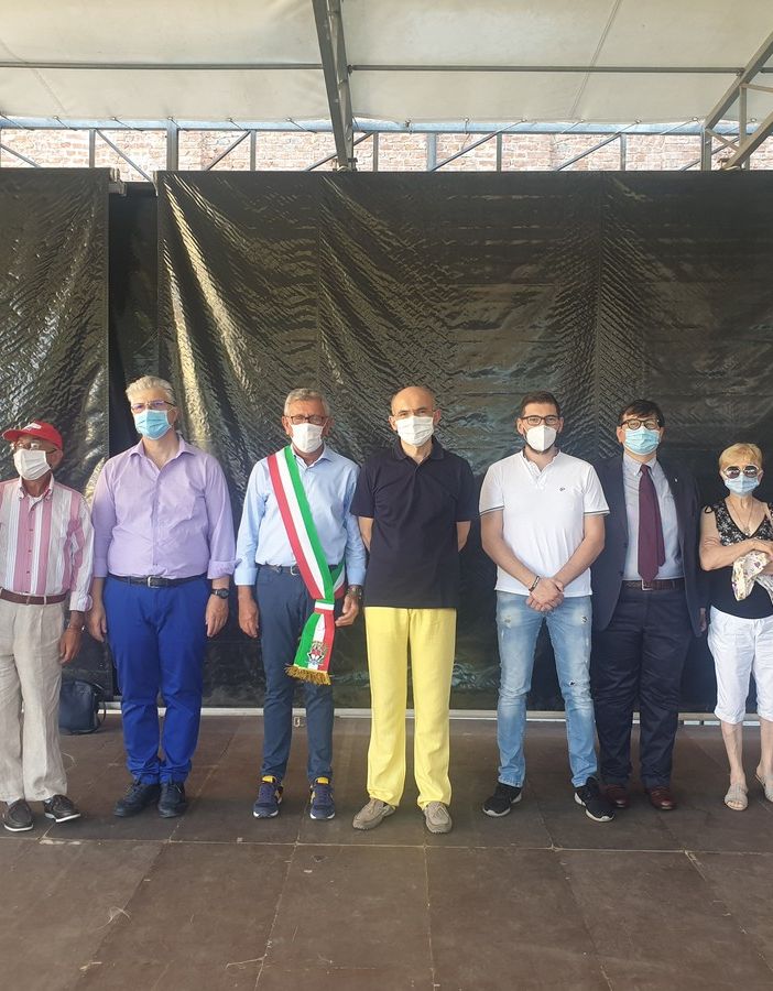 Chivasso premia gli eroi del Covid nel cortile del Municipio