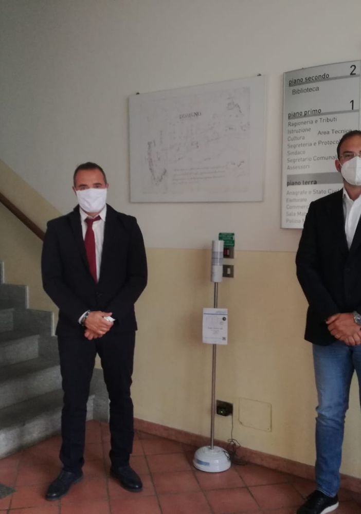 Nella foto il Sindaco Loris Giovanni Lovera con il Direttore Generale dell'azienda donatrice Fabio Salomone Nella foto il Sindaco Loris Giovanni Lovera con il Direttore Generale dell'azienda donatrice Fabio Salomone