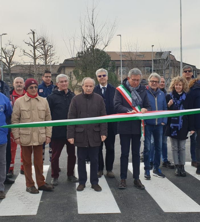 Il momento del taglio del nastro