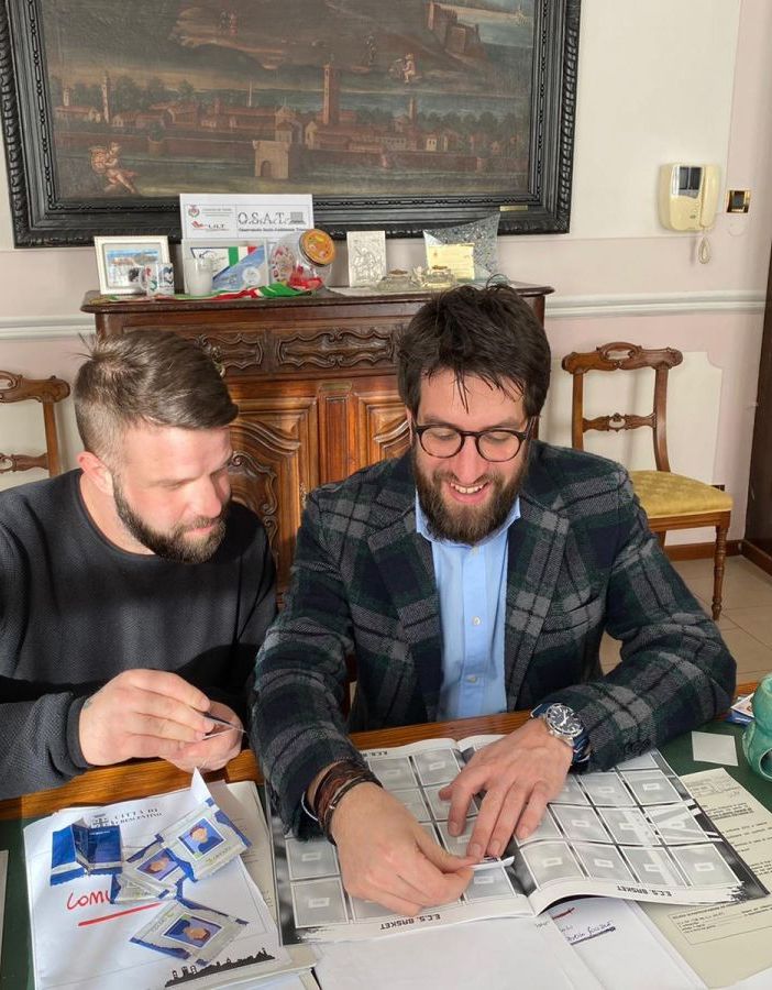 Gli amministratori comunali con l'album delle figurine