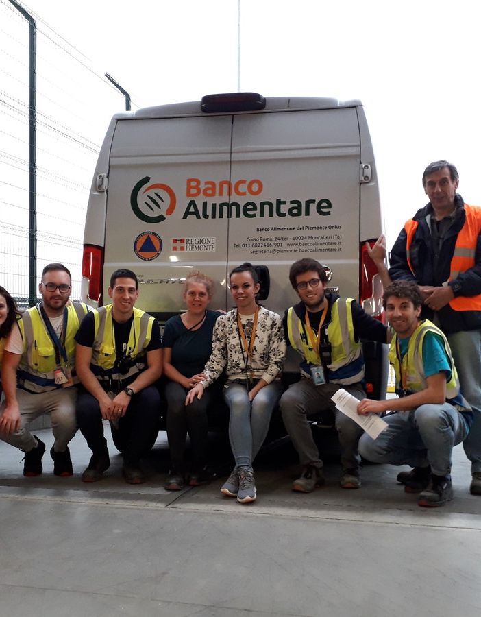 Una delegazione di lavoratori che ha consegnato la prima donazione di prodotti