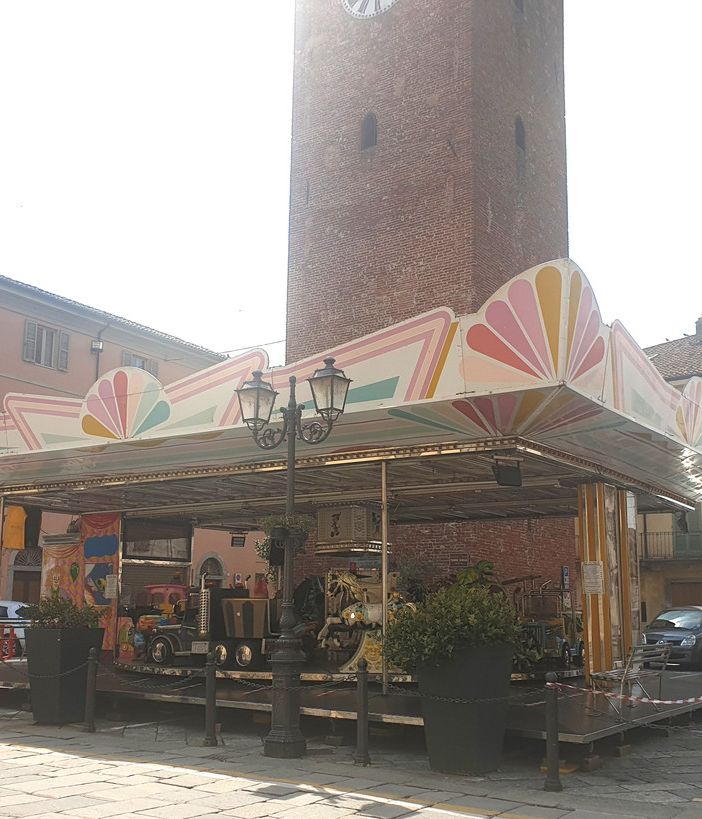 Una giostra storica in piazza Vische: ecco l'estate dei piccoli crescentinesi