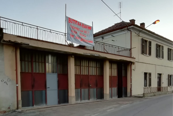 Il lezioso appeso in ricordo dei cantonieri Giuseppe Butera e Giuseppe Rubino