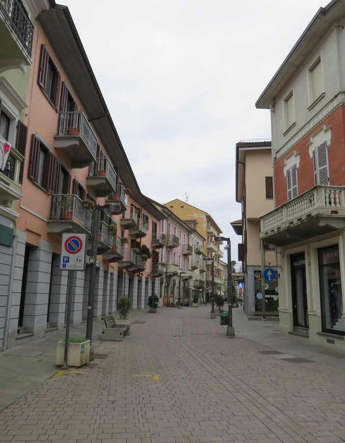Settimo: grandi parchi chiusi al pubblico e spostamenti consentiti nel raggio di 300 metri per chi porta fuori il cane o pratica attività fisica