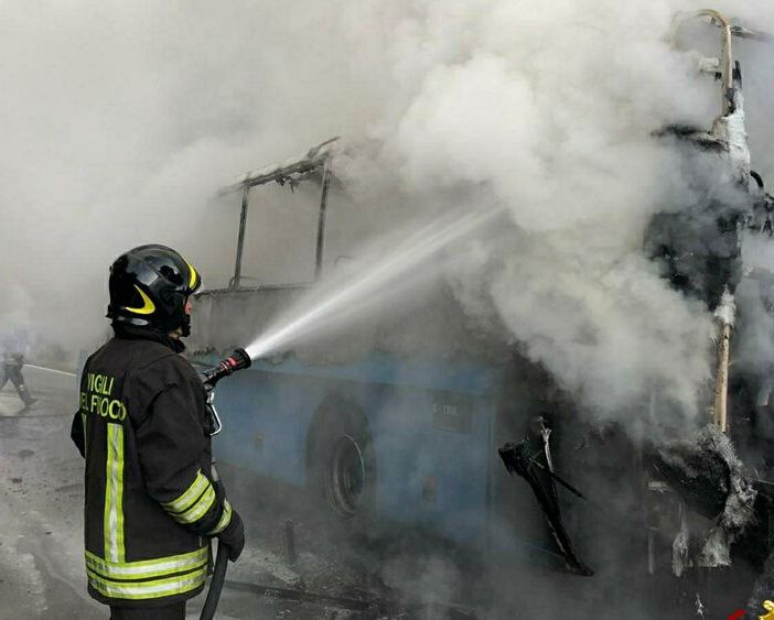 L'incendio del bus a Torre Canavese