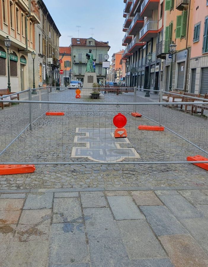 La Campana installata in piazza Carletti