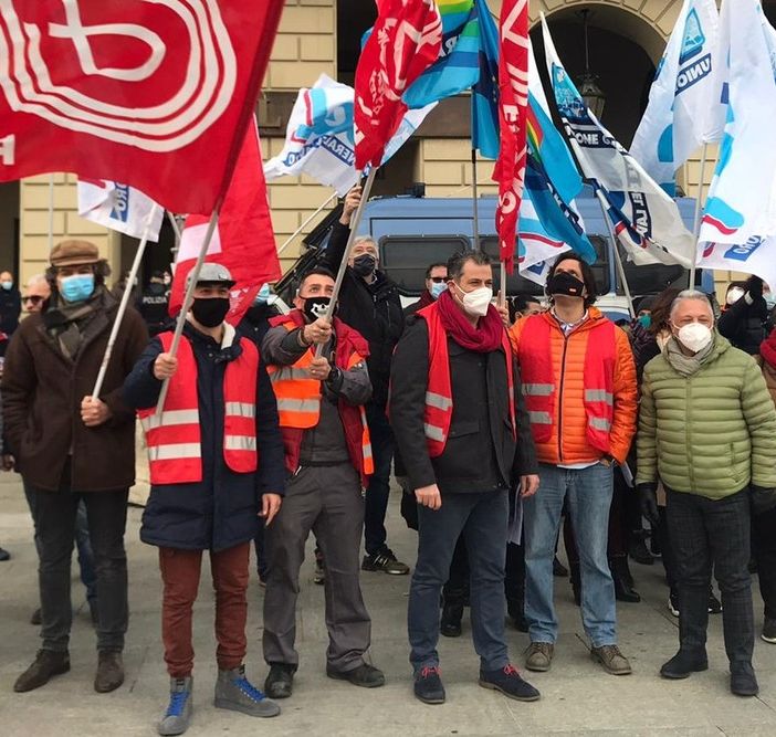 Lavoratori AviaPartner e bandiere sindacati