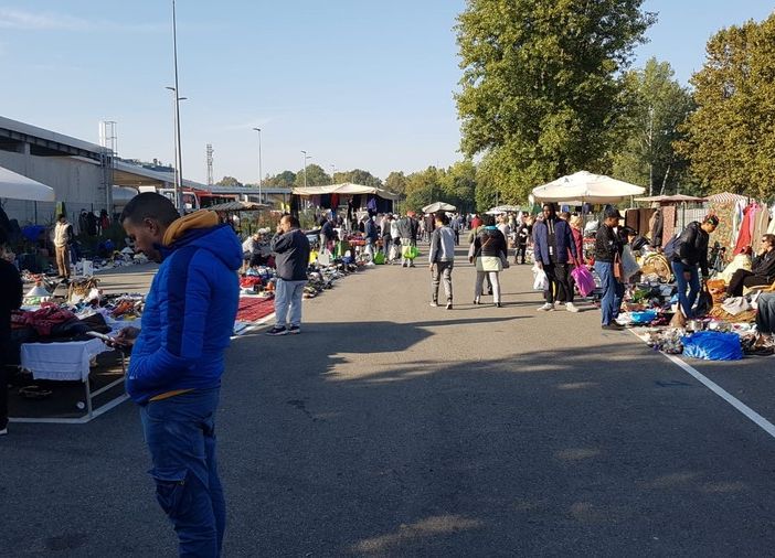 La zona rossa &quot;sospende&quot; la delibera anti-Libero Scambio. Nosiglia: &quot;Reddito necessario per la sopravvivenza di molti&quot;
