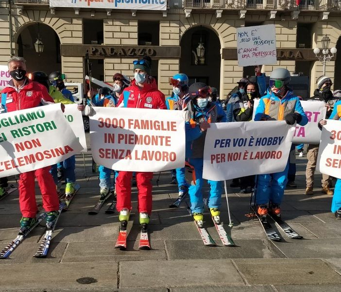 Maestri di sci in piazza a Torino