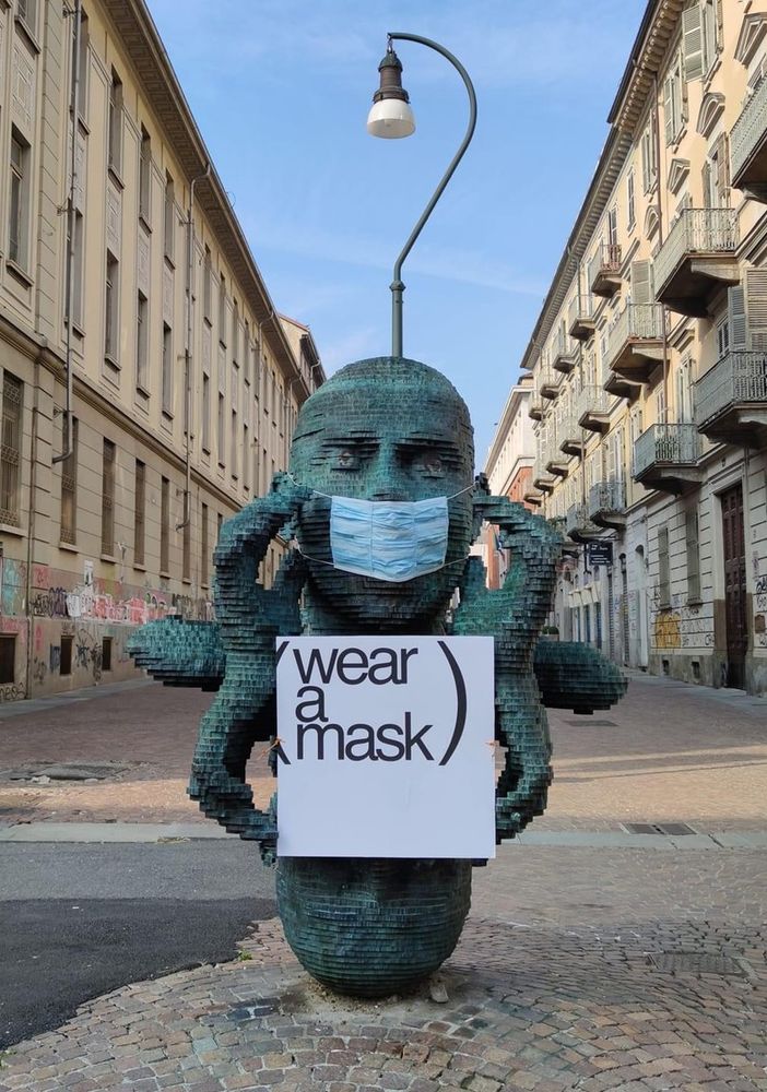 Torino, la scultura “Eco” davanti a Palazzo Nuovo è di nuovo mascherata