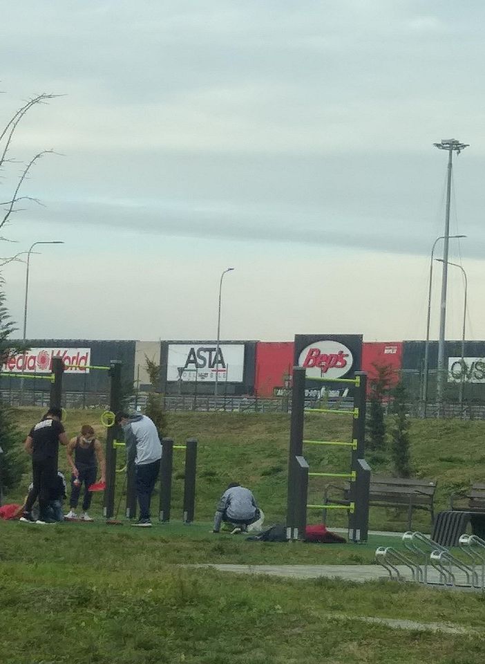 Atti vandalici a Chivasso: minorenni ripuliscono il parco
