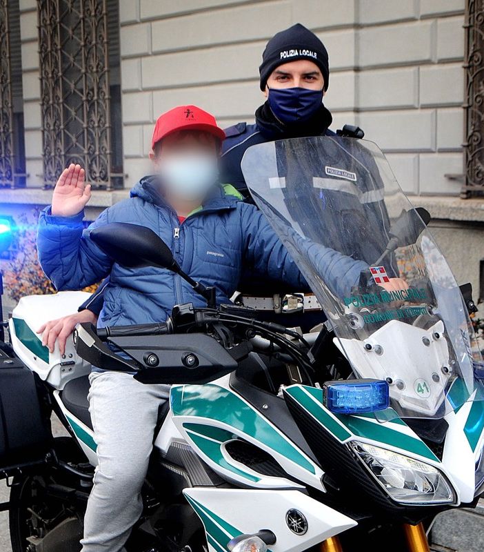 La polizia municipale raccoglie fondi a sostegno delle famiglie con bambini affetti da malattie o disabilità