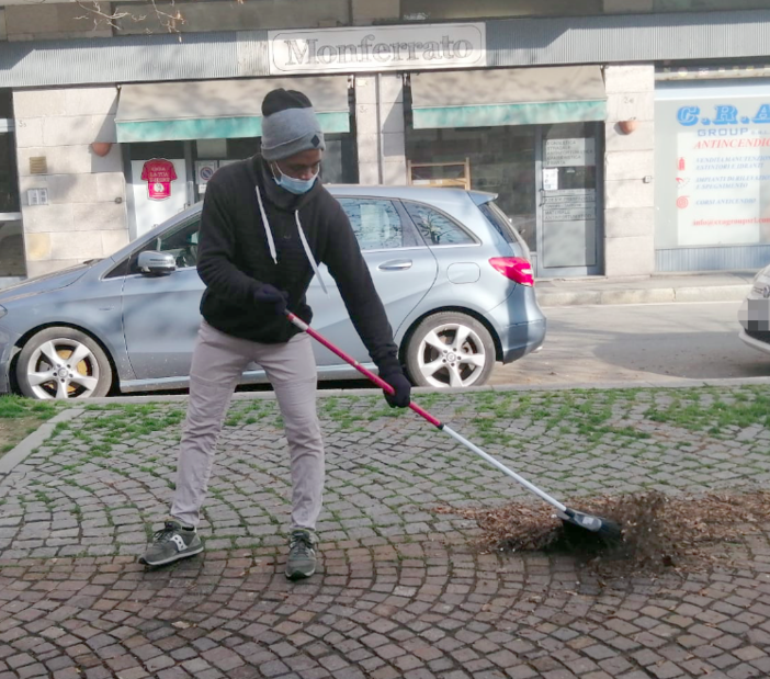 Dalla Nigeria a Chivasso per rifarsi una vita: la storia di Oliver, che pulisce i viali per guadarsi da vivere