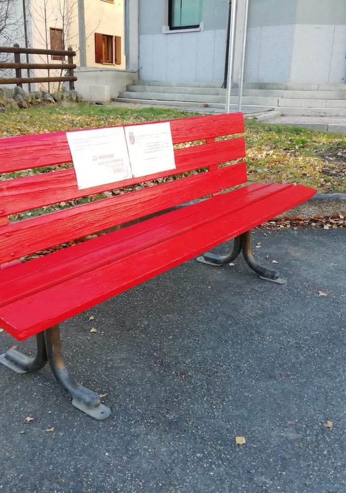 Bardonecchia, una panchina rossa per celebrare la giornata mondiale contro la violenza sulle donne