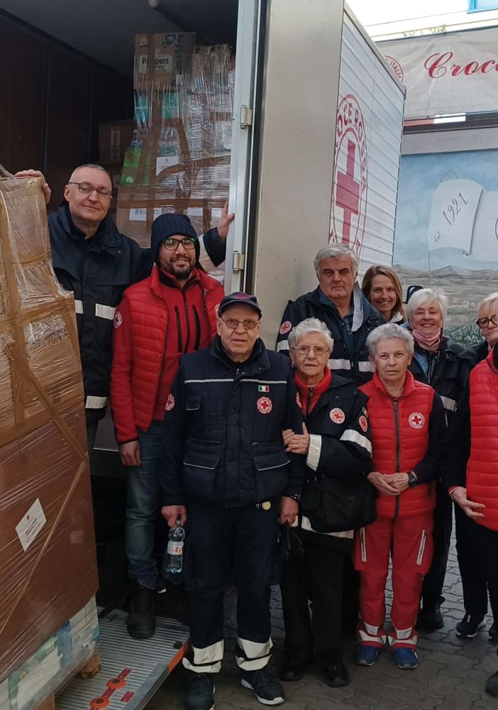 Il carico in partenza dalla sede della Croce Rossa di Chivasso