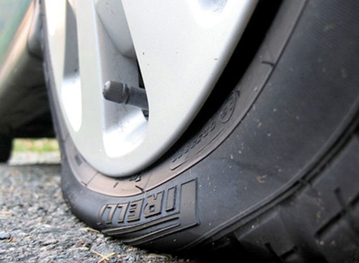 Si aggirano nei parcheggi trafugando pneumatici: arrestata una coppia