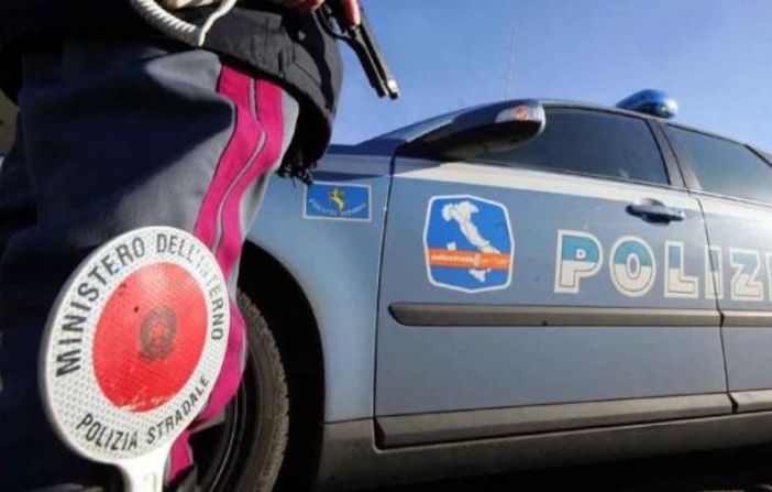 Viaggiava con la cocaina nel volante e un jammer nel cruscotto: denunciato